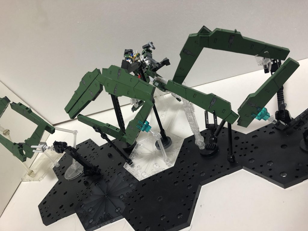 サバーニャと言えばこの◇◇◇ビーム!サバーニャを組んだからにはこれをやりたいと思いつつなかなか実現出来ずにいたのですが、部屋中の1/144用アクションベースを集結して今回なんとかそれっぽく出来ましたライフルビットは支柱が干渉するのと数が足りなくて浮かせ切れませんでした…