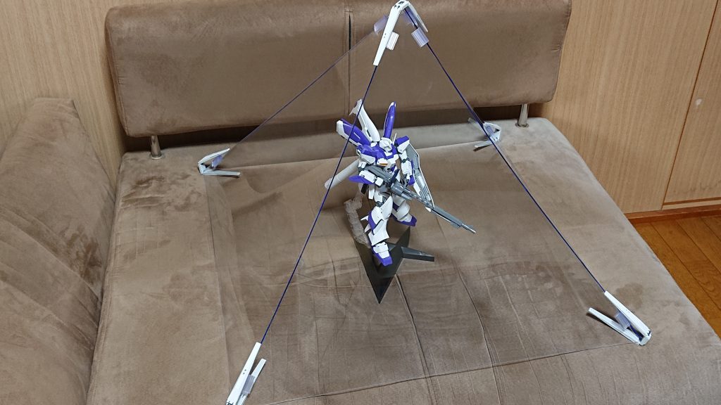 ハイパーメガランチャーだけでは物足りずアクリル板でシールドファンネルを再現しました。デカ過ぎて収まりません……