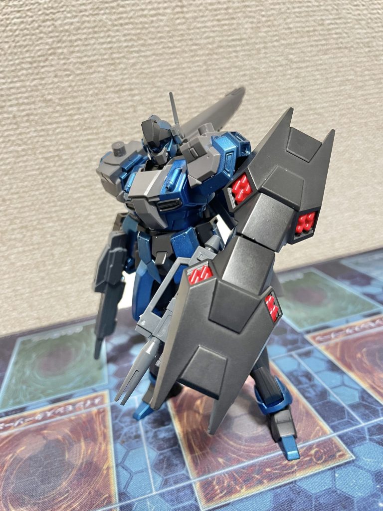 シールドは連結させることが出来ます。個人的にこのシールド気に入ってるんですよね、バラ売りで売られていたら絶対即買いします。クシャトリヤの改造ガンプラを相手にした時、本家のリベンジで撃破する、そんな妄想をしながら眺めています。シリーズ問わず量産型って本当にかっこいいですよね。引き立て役としてやられることも多いですがユニコーンでは無名のエースのヌメヌメ動く戦闘シーンは好きでした。多分ジェガンは何色で塗ってもかっこいいですし、設定の幅の考えも広げやすい機体だと思います。ジェガン、最高で〜す!(阿部慎之助風)