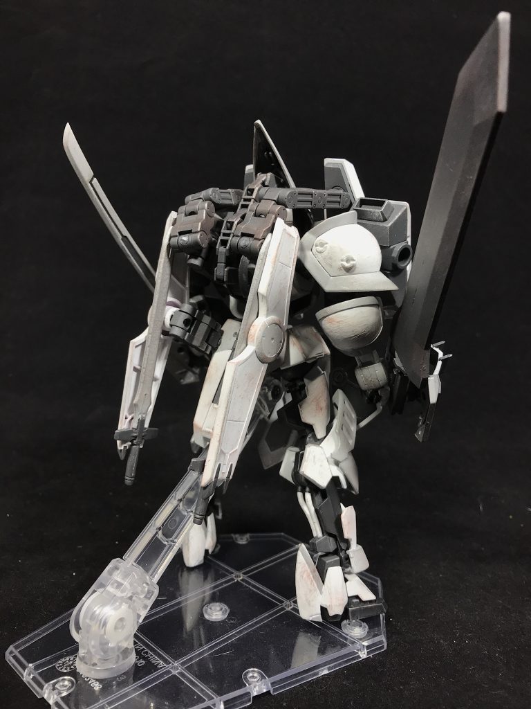 GBNを楽しむモデラーまるいるかが、フォース、GUNSTARDOMに参加する以前から使用していたガンプラ、シュヴェルトライテの重装形態。背部アタッチメントと腰部のアームを介して、大型のスラスター内蔵シールドバインダーを装備した状態で、前面の防御と加速性能に特化した形態となっている。なお、この装備のイメージは、漫画「ブレイクブレイド」のデルフィング第三形態が元となっており、まるいるかの好きな作品同士を融合させたような装備となっている。