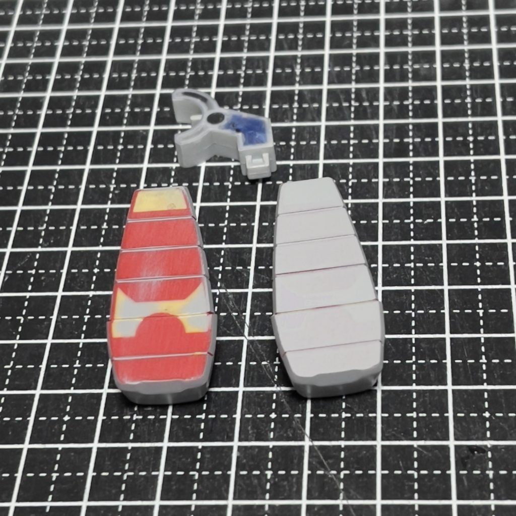 足の裏はエポパテで肉抜きを埋めた後目立てヤスリやタガネをつかってモールドを追加しました。