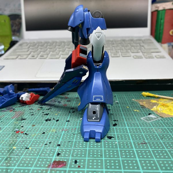 あけましておめでとうございます。蒼井結目です。コツコツとガンダムフレーム化を進めていたアナザーケンプファーがだいぶ形になりました。いよいよ塗装ですが現在人差し指を負傷しているためもう少しかかりそうです。一月中には完成させたいですね。（3枚目）