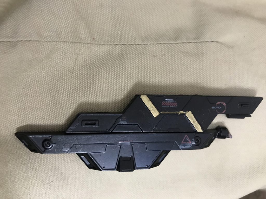 ヴァリアブルサイコプレートブルーフレームDのステルスドラグーンの技術をムーンガンダムのサイコプレートに施した計6枚のサイコミュ兵器ビームを屈折させる事によりマルチロックフルバーストの範囲を広げたり全方位ビームシールドを生み出すまたサイコプレート自体も頑丈に出来ており合体させる事でシールドビットになる