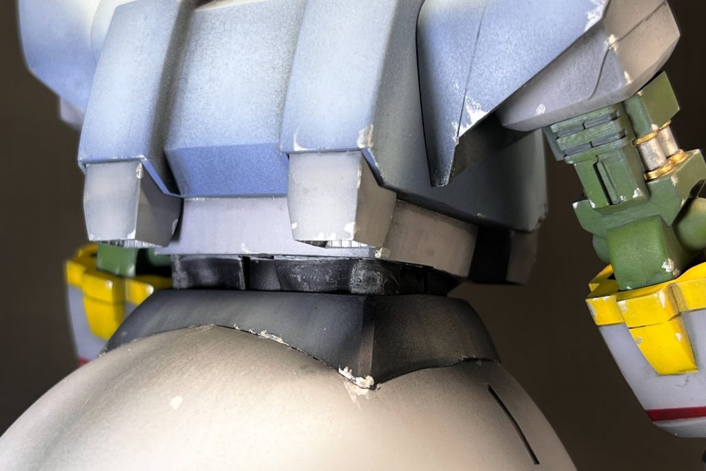 胴体の接続は、プラ材で固定したボールジョイントで。前後左右にスイングします。…が、腰の黒いパーツが干渉して殆ど動かず!そのままでは中身が丸見えなので、熱圧縮チューブを切り貼りしてメカディテール風に重ねてカバーを制作。非常に見えにくいのですが〜(汗)