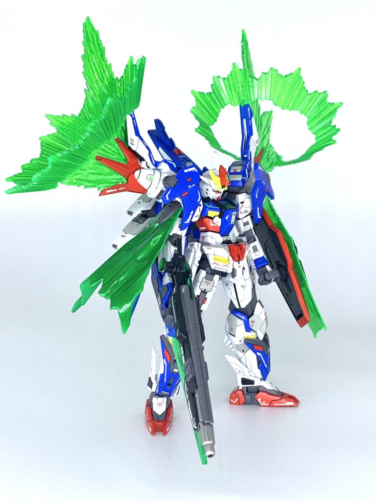 右肩のビームマントはフェニーチェのを使用。ピンクのクリアパーツを塗装したのでここだけ違和感。百均のラメをふりかけています。