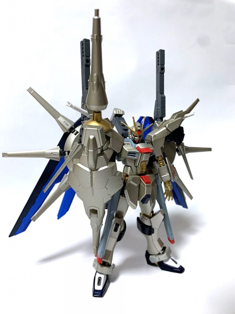 ［全体］中世の甲冑騎士を彷彿とさせる銀色をメイン色としている。メインウェポンは大型のドラグーンを両端に備え付けたツインドラグーンランサー。その他、バラエーナ・プラズマ収束ビーム砲4門、クスィフィアス3レール砲2門、カリドゥス複相ビーム砲、ドラグーンユニット6機、ビームサーベル4本に加え、脚部にはグリフォンビームブレイドを装備と、ブラックナイトジャスティスのシンプルな武装に対し本機の武装は非常に多彩。