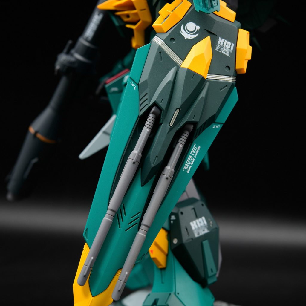 フィンなどにチタンシルバーを筆塗り。社外品の水転写デカールを使用しています。