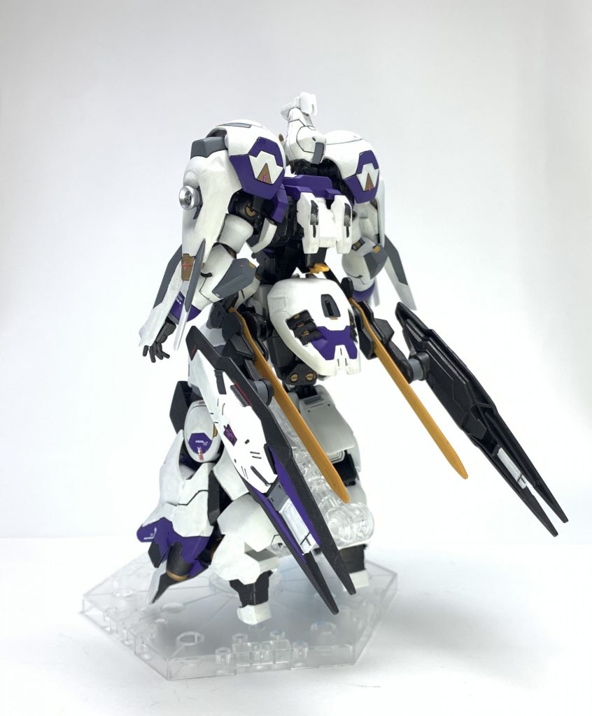 [バエルソード･レプリカ]マクギリスが使用していた剣と同質の物を装備。