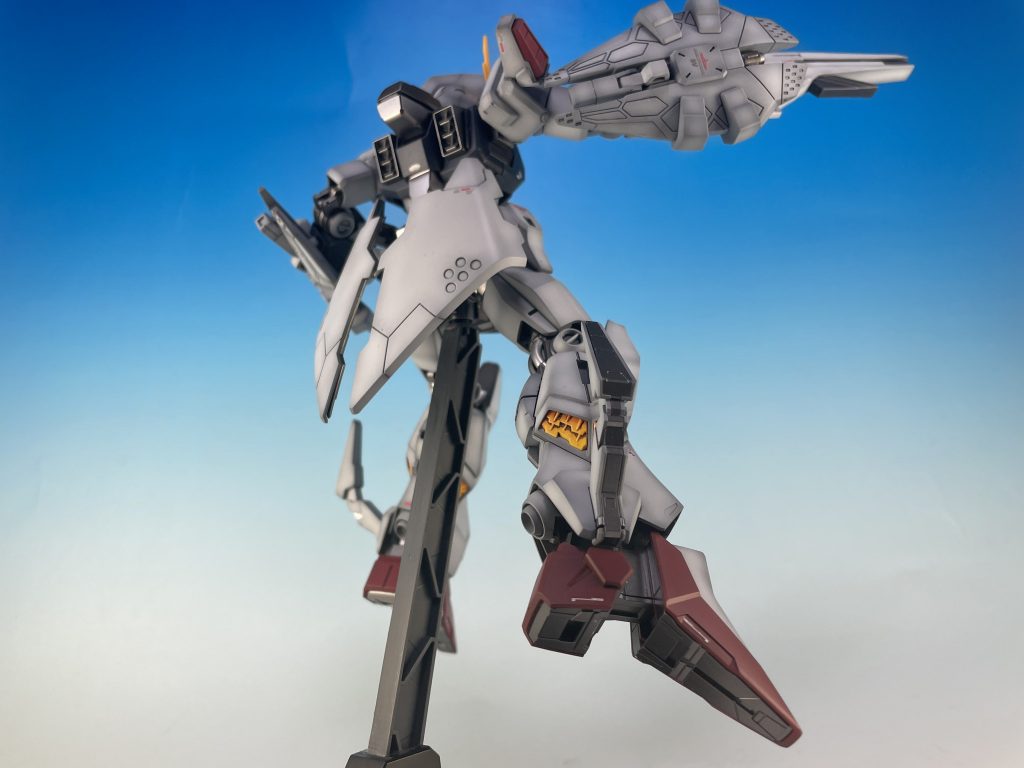 バックパックと呼べるほどの背負いものもなくスッキリした背中と、太ももを覆うほどのリアスカートアーマー。