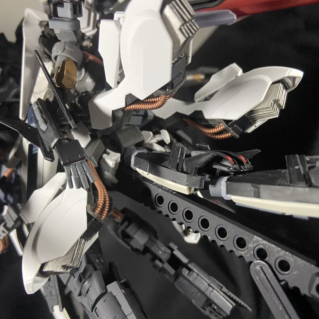 後方下部にはバルバトスの脛装甲を二対スラスターとして配置しました。ここはお気に入りポイントの1つです。膝関節を切りそこにシイタケを貼り付けてシルバーで塗りました。