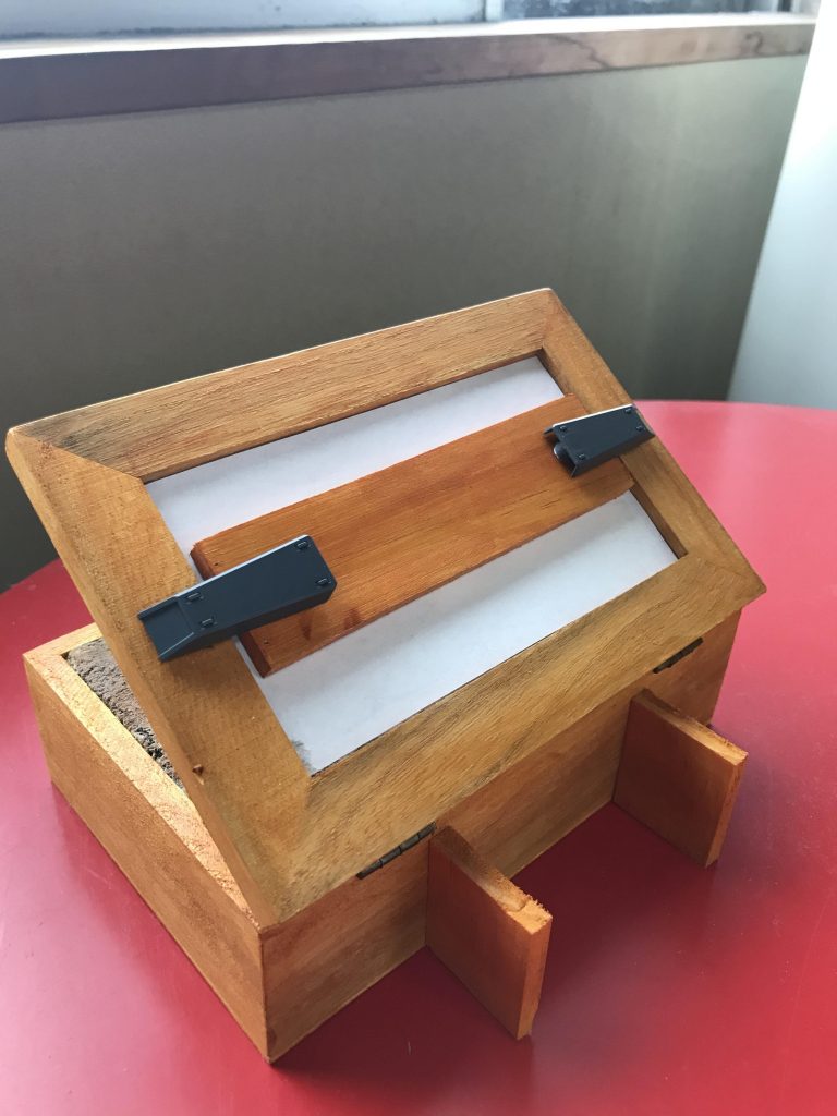 裏に磁石式のストッパーを作りました。外すことで中の写真を入れ替えることができます。