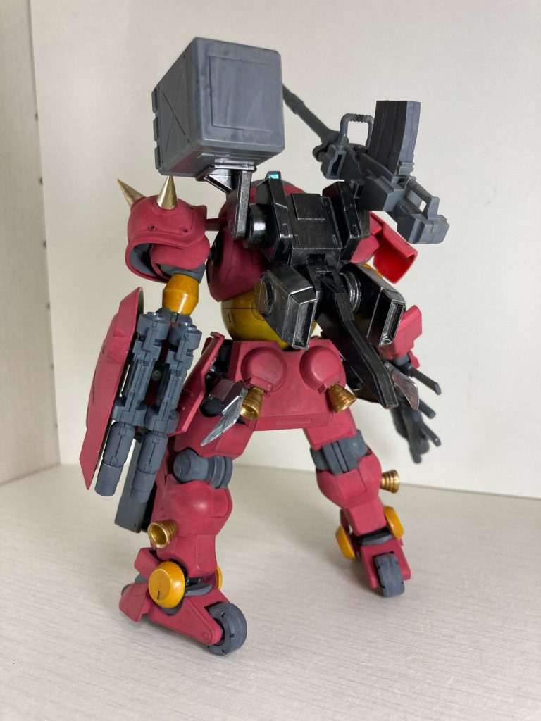 バックパックには大型スラスターが搭載されているので、重量は上がったが機動性は変わらない。