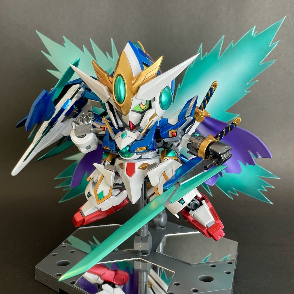 神器はレプリカのはずだったが神の力が宿り、光の羽GNフェザーを使えるようになる。機兵は持たないが、七本の剣で機兵をもなぎ倒す。