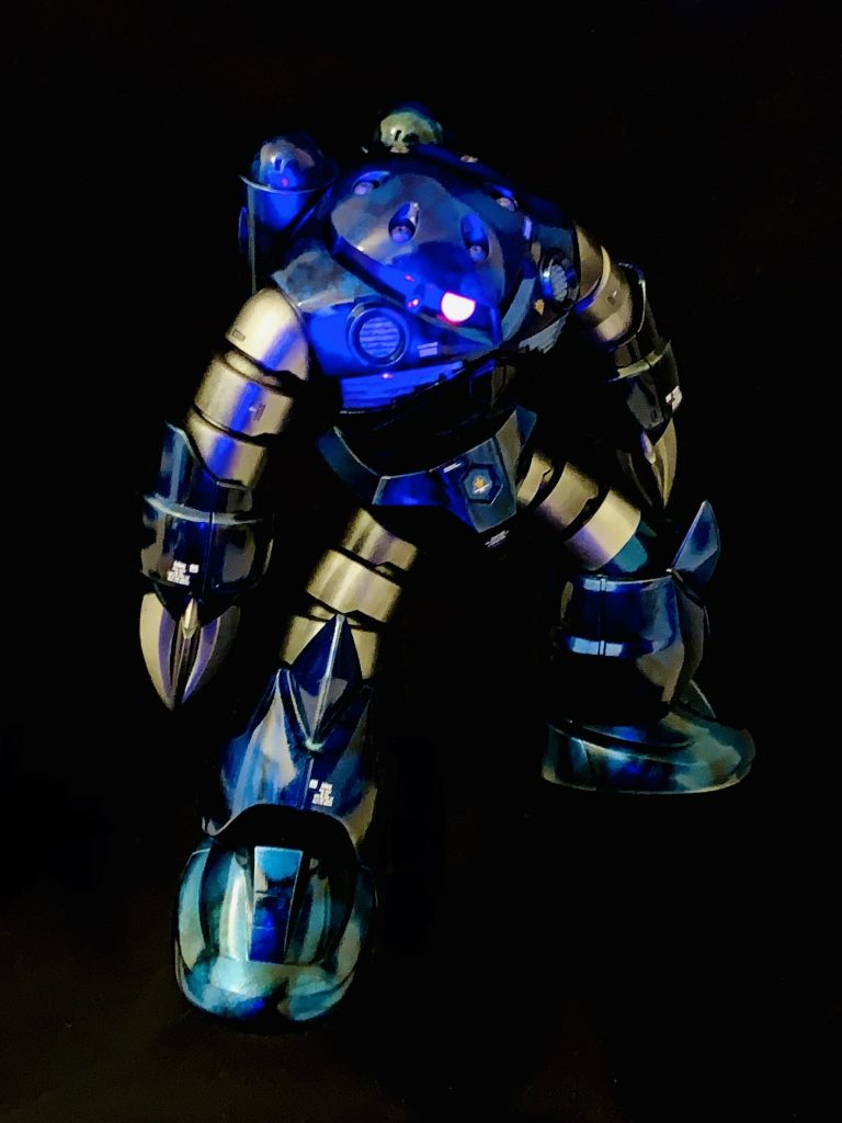 安いきっとなので、モノアイがシール1枚でチープでした。そこでUVレジンを使ってモノアイをつくりました。そのためUVライトを当てると本物のように目が光りますw