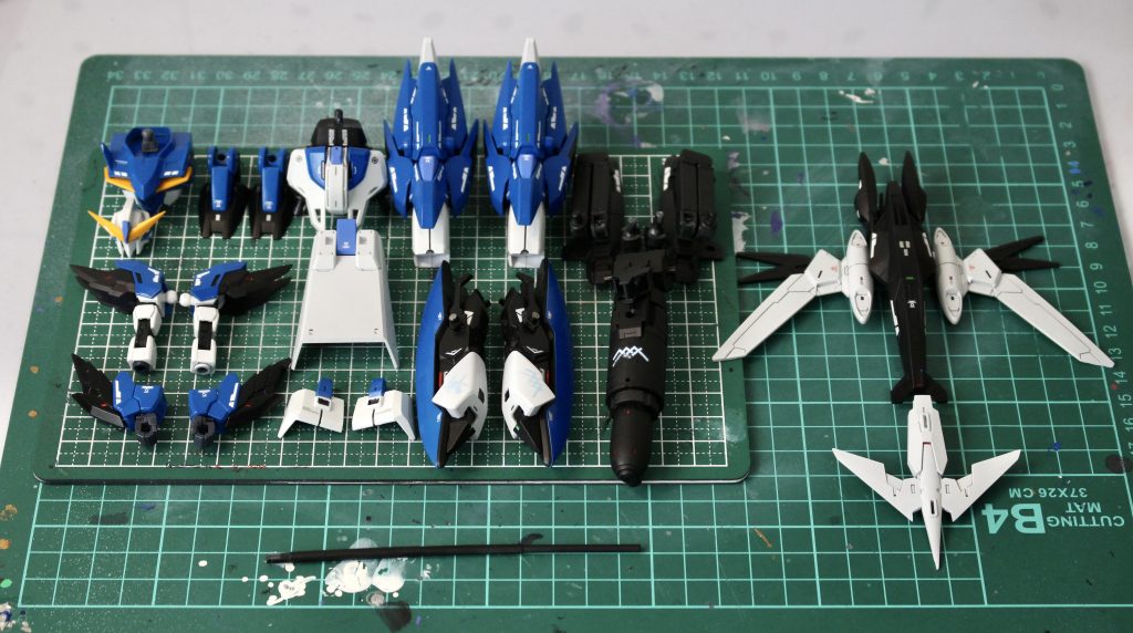 ▲デカールを貼りつや消しを待つ状態恒例の並べるやつです最後までご覧頂きありがとうございました!完成に至るまで複数のデザインで悩むことや途中塗装を失敗して塗り直したりラピテープに苦戦したりとありましたが無事自分が納得いく形で完成させられました😌Twitterでは前作と2機並べた写真もありますのでそちらもチラッとでいいので!見て頂けると嬉しいです〜〜