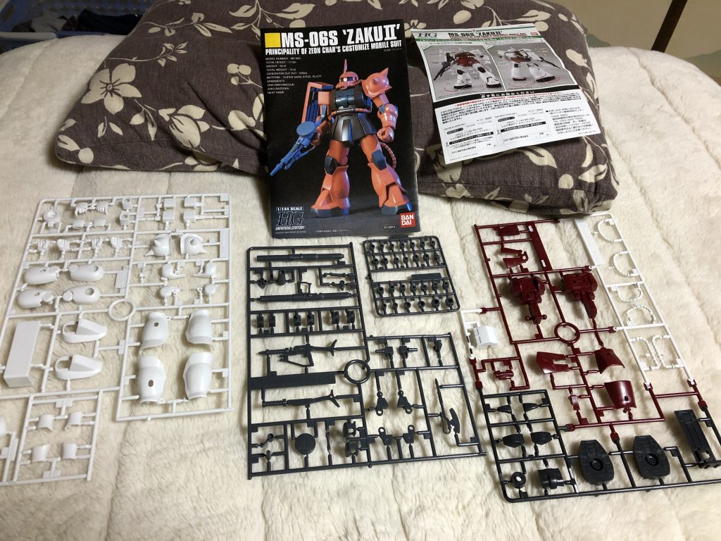 元のキットはご覧の通り、シャアザクの色違いです。シンプルではありますが、部分塗装ではなく色変えということで、学ぶところが多かったです。