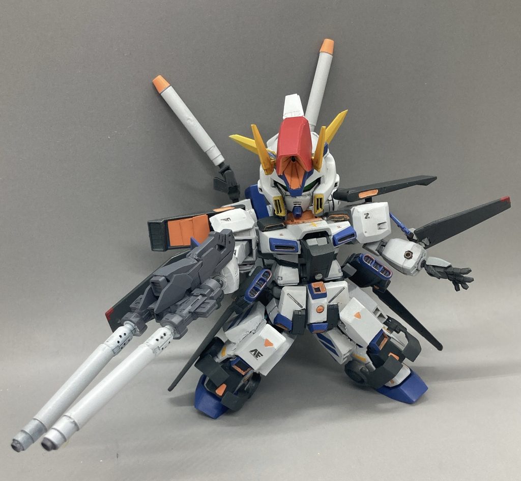 せっかくなのでB型ヘッドも作りました。頭のハイメガと背中のビームキャノン/ハイパービームサーベルが相違点です。