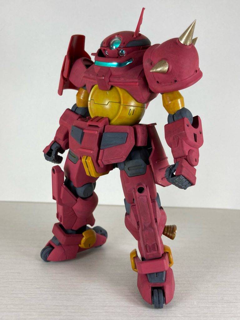 戦場によって装備を変更出来るように両肩と両足にハードポイントがある。ザクのスパイクアーマー。頭部にブレードアンテナ。