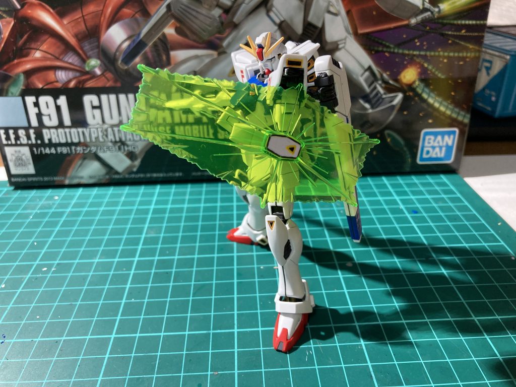 近未来兵装代表格、ビームシールド！連邦軍のジェガンが通常のシールドでガードし切れずに沈んでいく中、クロスボーンバンガードの面々はビームシールドで余裕だったシーンが心に残ってます。