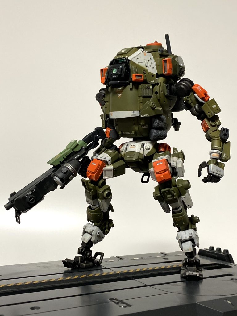 ビルドタイタン HBT7274  GBN内に発生したバンガード級モビルハロ型ELダイバー クーパーはBTと呼ぶが本来コードはHBT7274(ハロ・ブラボー・タンゴ・セブンツーセブンフォー)転生前がAIだったのでプログラムによって行動していると認識しているが実は自我が発生している。MSとも戦闘出来る程の戦闘能力を有しており、頭部ハッチ内にパイロットを搭乗させる事が可能元がAIの為、GBNプログラム内にアクセスしての情報収集、ピッチングによる投擲を得意とする。空は飛べない。