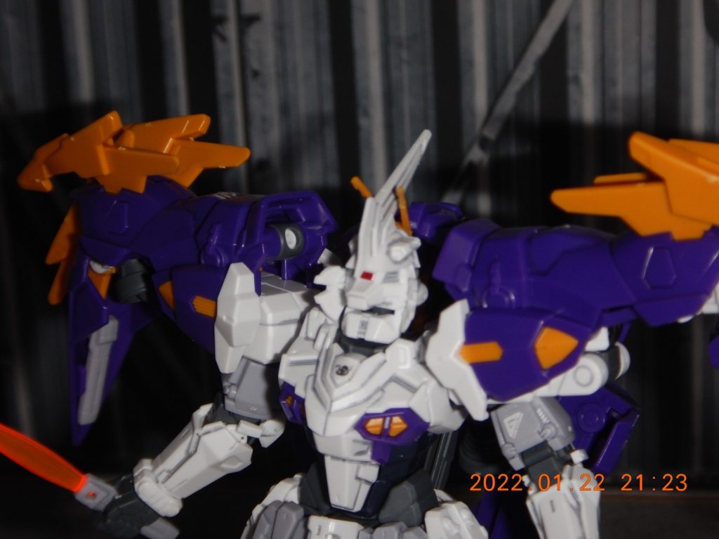 顔の後ろにはザクみたいな顔！