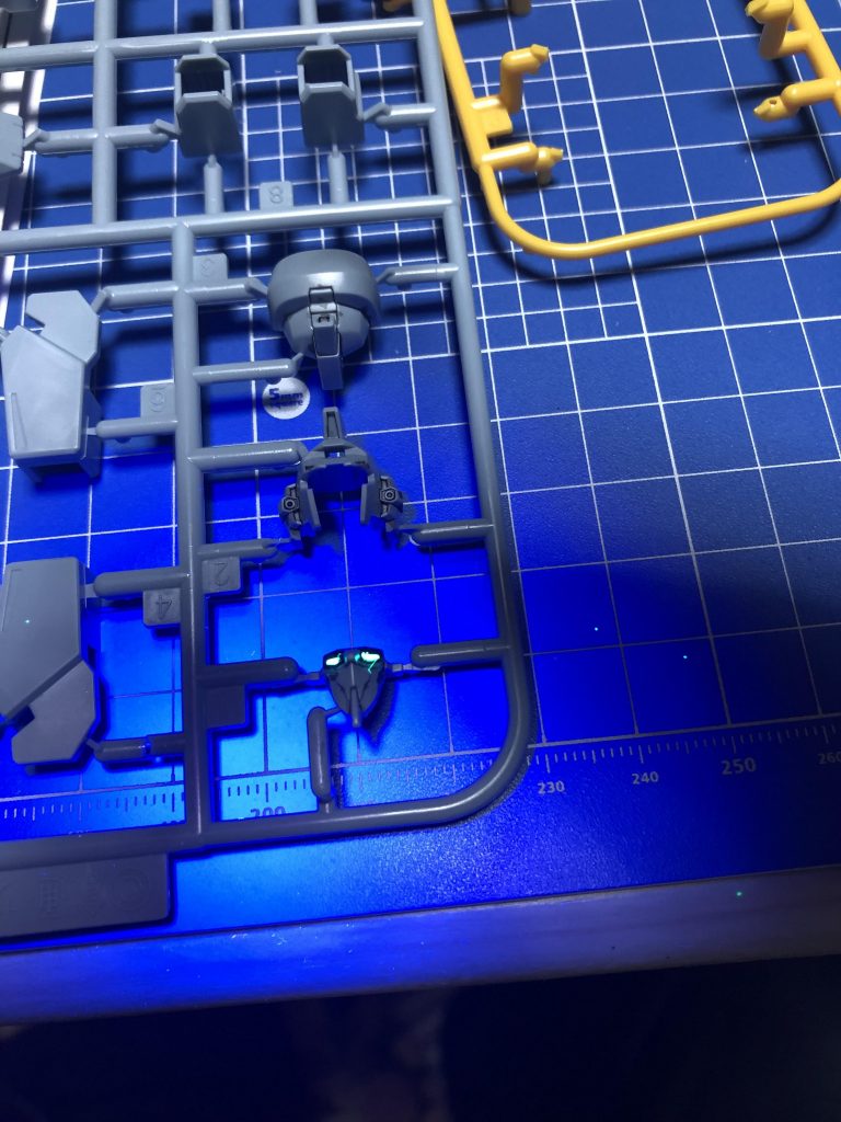 ちょい塗りで塗っていきます。マスクは筆塗り。アイレンズは蛍光塗料です…筆毛が悪さをしたので要修正です…^_^;