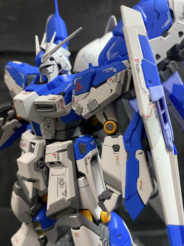 肩を交換して！右肩と左肩交換でコンパチ仕様！アムロのマークを気分で交換！