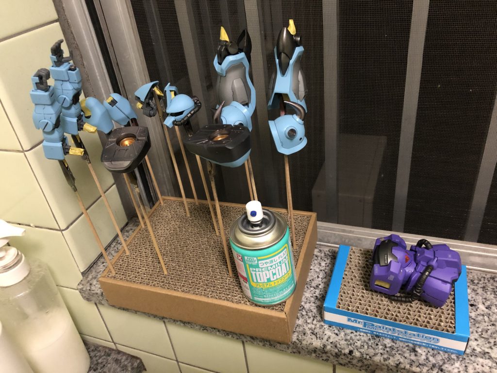 最後につや消しトップコートで仕上げています。ガンダムマーカーに対するトップコートの感触を掴むために挑戦しました。メタリック系は少し色がひけてしまうようですが、ソリッドカラーとの相性は問題なさそうです。
