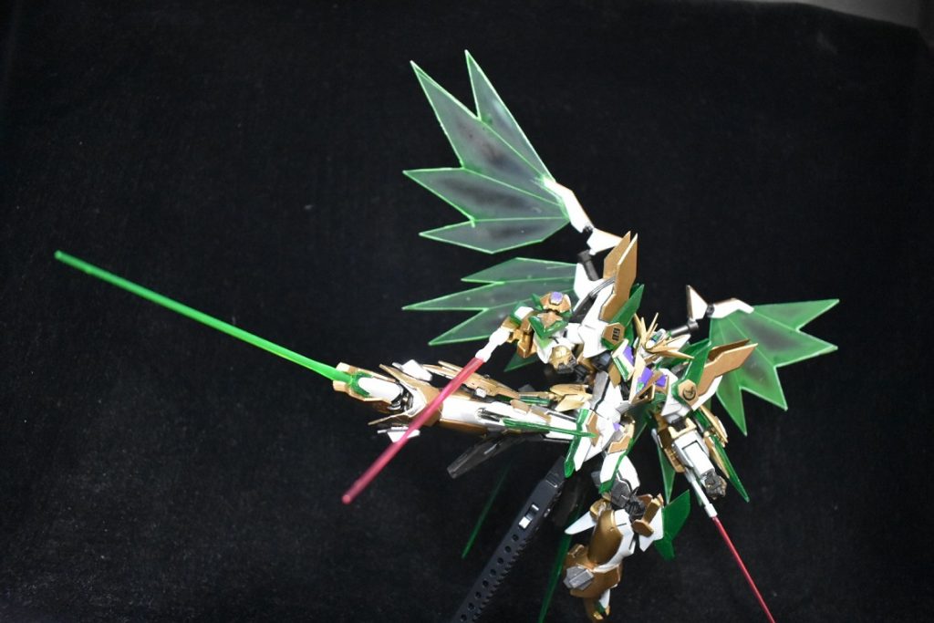 格闘 先で紹介した武装のほかにつま先にもビームサーベルがついています定番の股関節加工でハイキックもらくらく