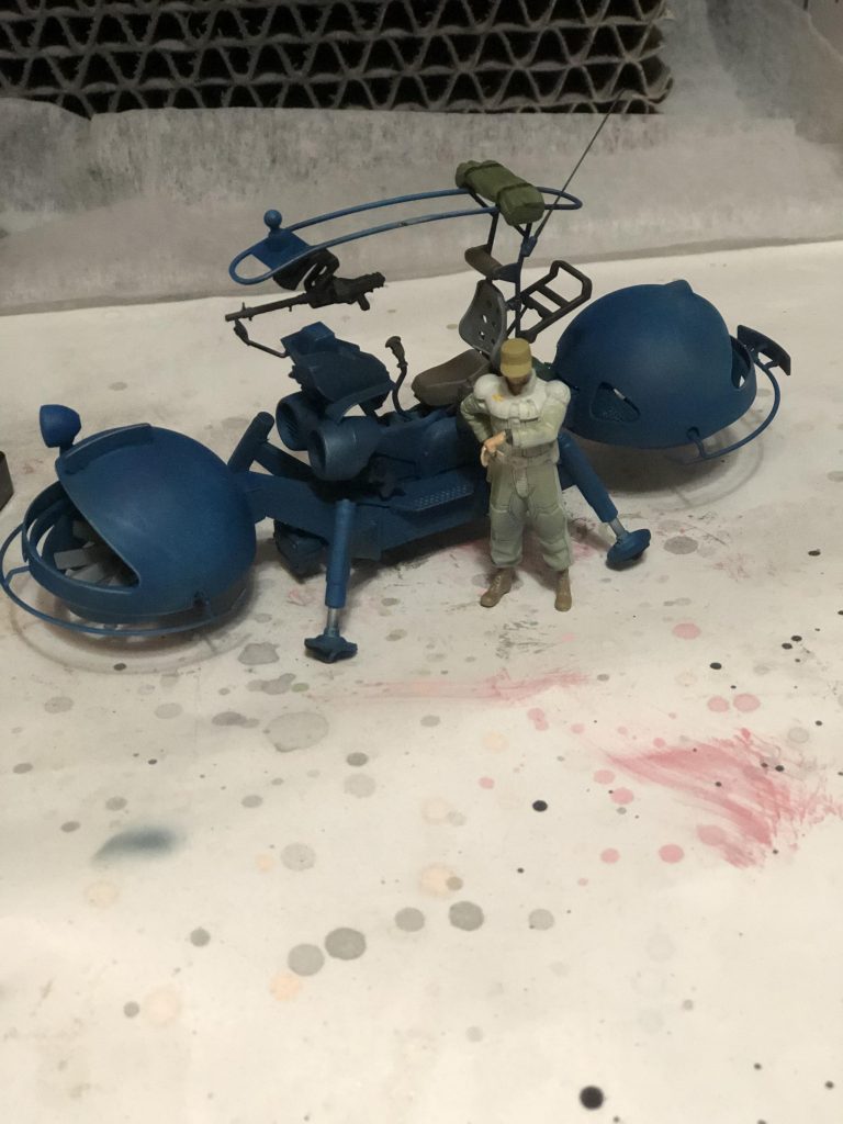 女性兵かどっかのOLとデートの待ち合わせかもしれません(笑)