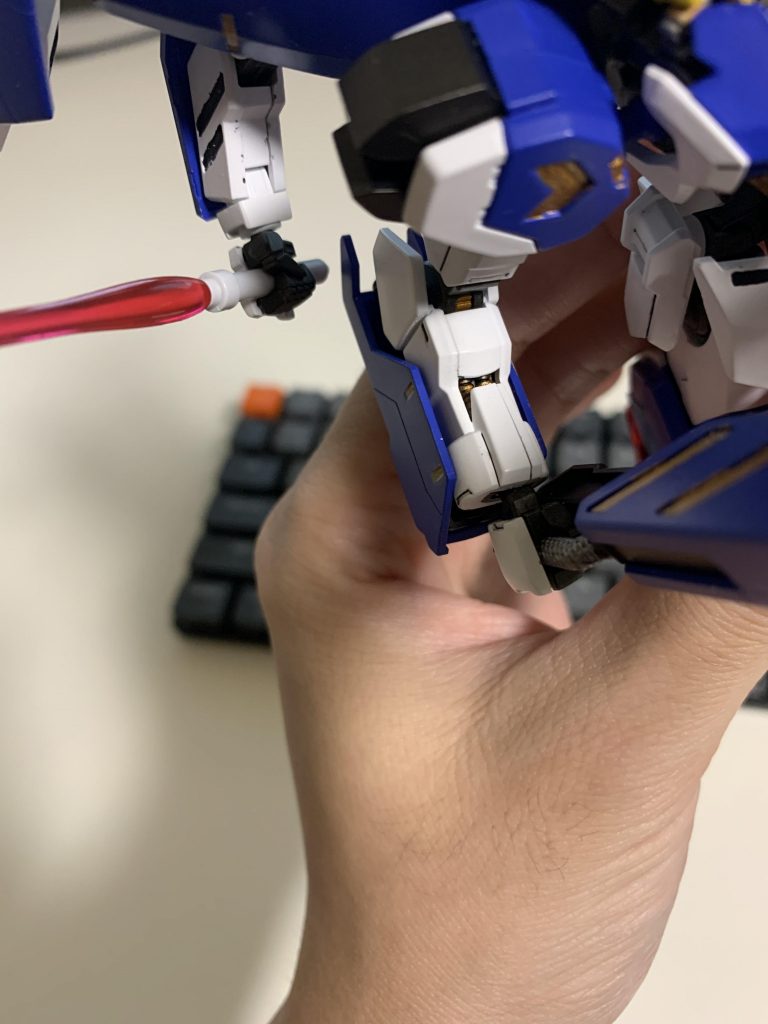 こういう外装の隙間からチラ見えするフレームのゴールド、良いですよね。