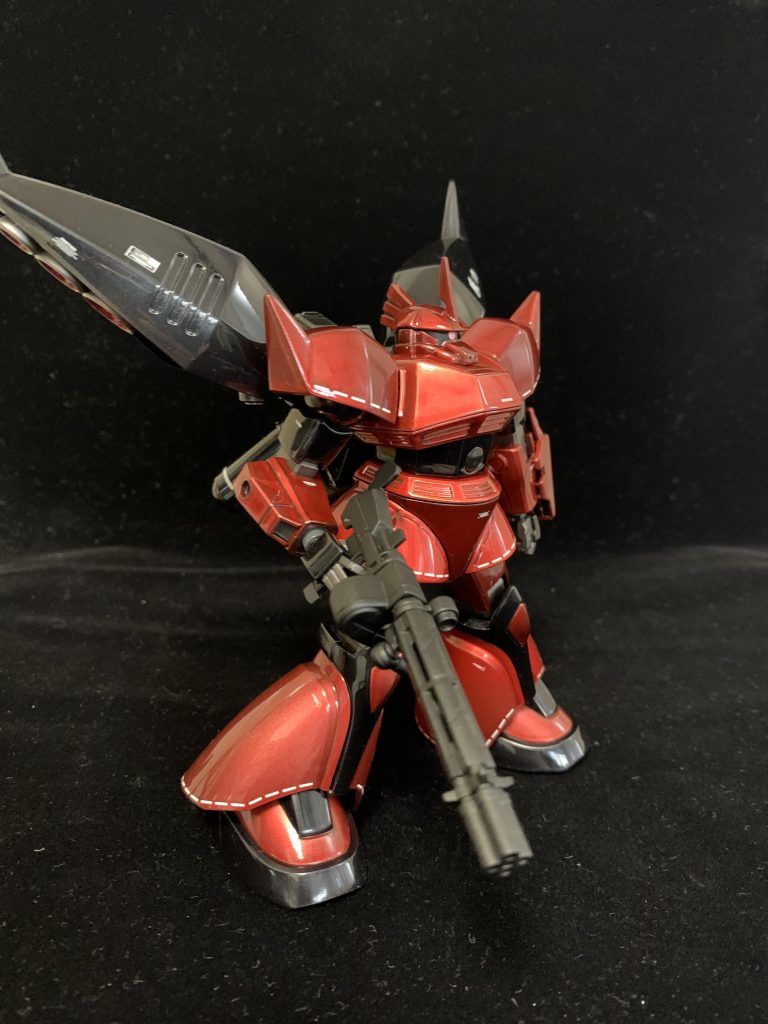 胴体と脚部の合わせ目は段落ちモールド化、肩・腹部・膝関節の合わせ目は消してあります。