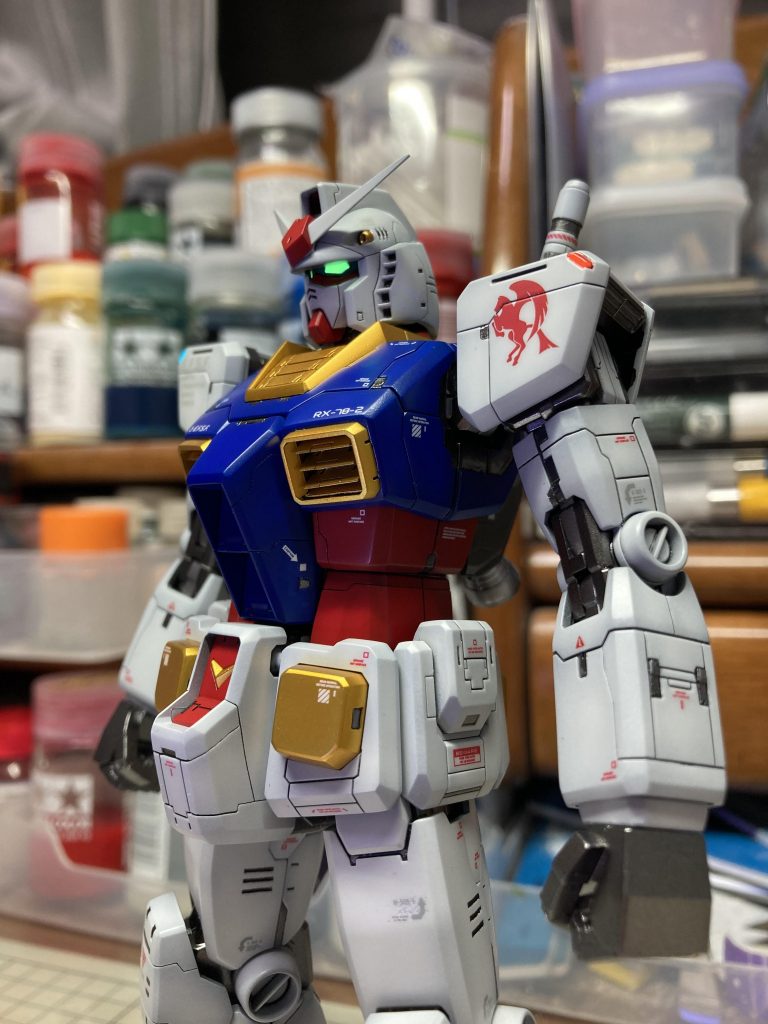 ツインアイと、肩のライトは蛍光塗料を使用しているのでブラックライトに反応して光らせることも可能に