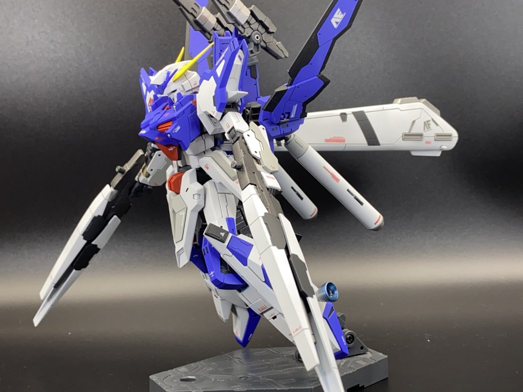 巡航形態っぽいポーズです。シュツルムブースターが巨大なので迫力あります。ウイングの稼働が自由なのでポージングさせやすいです。