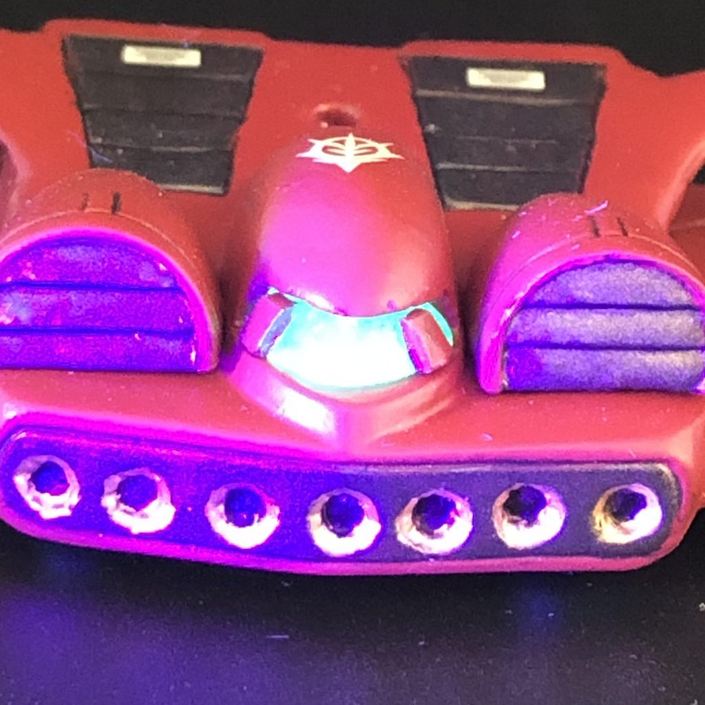 窓はUVライトで光ります。