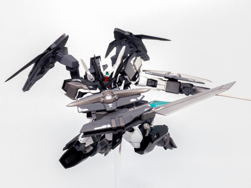 GNトンファーブレード両腕に装備された折りたたみ式の斬撃武装。