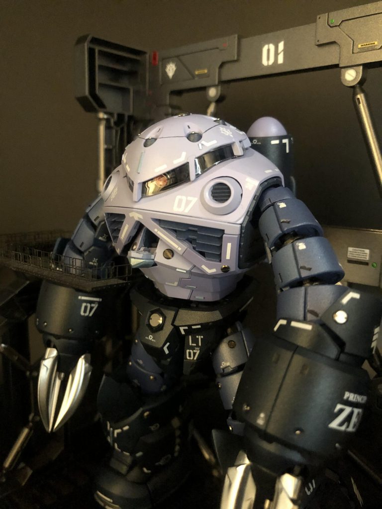 アクリジョンでズゴックとシステムベースを全塗装してメタルパーツ、モノアイ改造、カラーチップ、虫ピン、筋彫り、墨入れ、水転写デカール等でディテールアップした作品です。