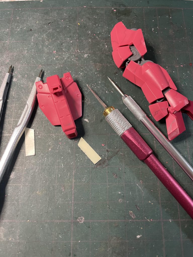 スジボリをしました。前回のジムスナイパーⅡの反省を活かして掘りすぎに注意しながら左右対称にする為にマスキングシートを使ってスジボリをしてみました。