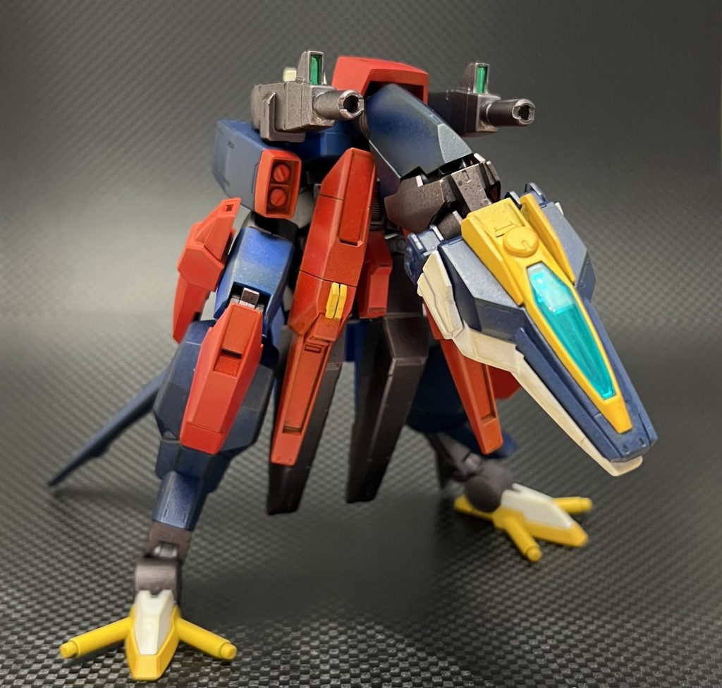 ▲Gファイター type REX(G-REX)・口腔内メガ粒子砲、ロケット砲、対艦ミサイルで構成される複合型武装モジュール。MSよりも大型で、脚や尾そのものが質量兵器として効果を発揮する...と設定しています。G-REXのほとんどはAGE-3オービタルの組み替えでできています。首から背中は、オービタルのパーツだけではあまり雰囲気が出なかったため、曲線で構成されたレギンレイズの脚を使用しました。ティラノサウルスやラプトルなどの肉食恐竜に見えたら幸いです。