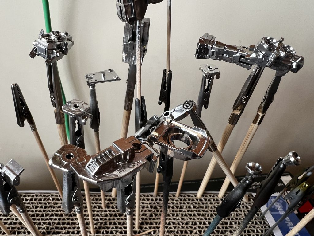 フレーム塗装中。メッキシルバーは良い塗料です！乾燥後もあまり触れないのが残念ですが。