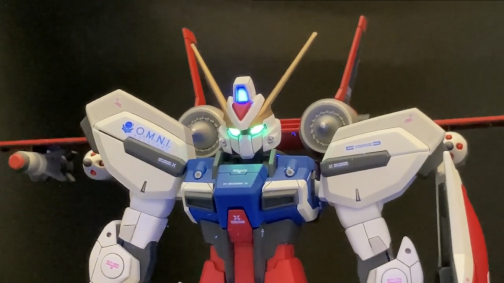 センサー部はもちろん光ります当たり前だよなぁ？ミサイルの塗り分けが細かい+多い+ベースになるモールドがないの三重苦なので二度とやりたくないです・・・