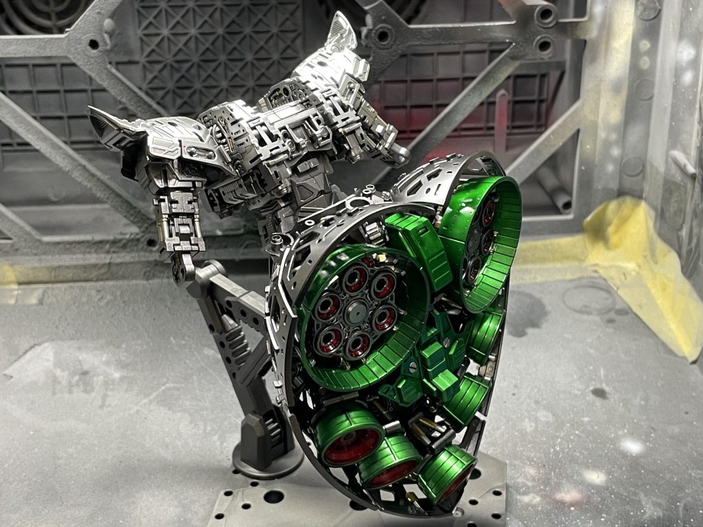 この後スカートの中のバーニア部分に塗料をぶち撒けココロが折れました😩なんとか塗装を剥がして塗り直したんでグリーンの色味が違います💦逆にこの色じゃなくてよかった😂