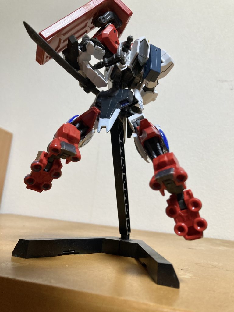 ご覧の通り太刀は背中からバルバトスのアームで腰にもってきます。足裏のバーニア？がいい感じ。