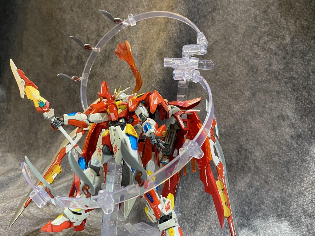 ブレイズフェザー羽根型のファンネルを操り敵を牽制する。精度は高くないものの敵との距離を詰めるために有効。