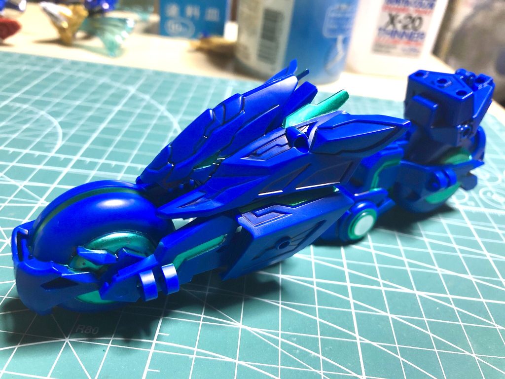 似たような感じで差し色を入れました。初めてのガンダムマーカーだったので控えめですw