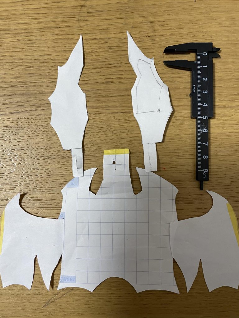 型紙を作ってイメージを形作ってから、それをフェルトに落とし込んでいく作業。型紙にはデスサイズヘルと同じように白い部分を付けようとした形跡があります。(その為に白のフェルトも買ってた)