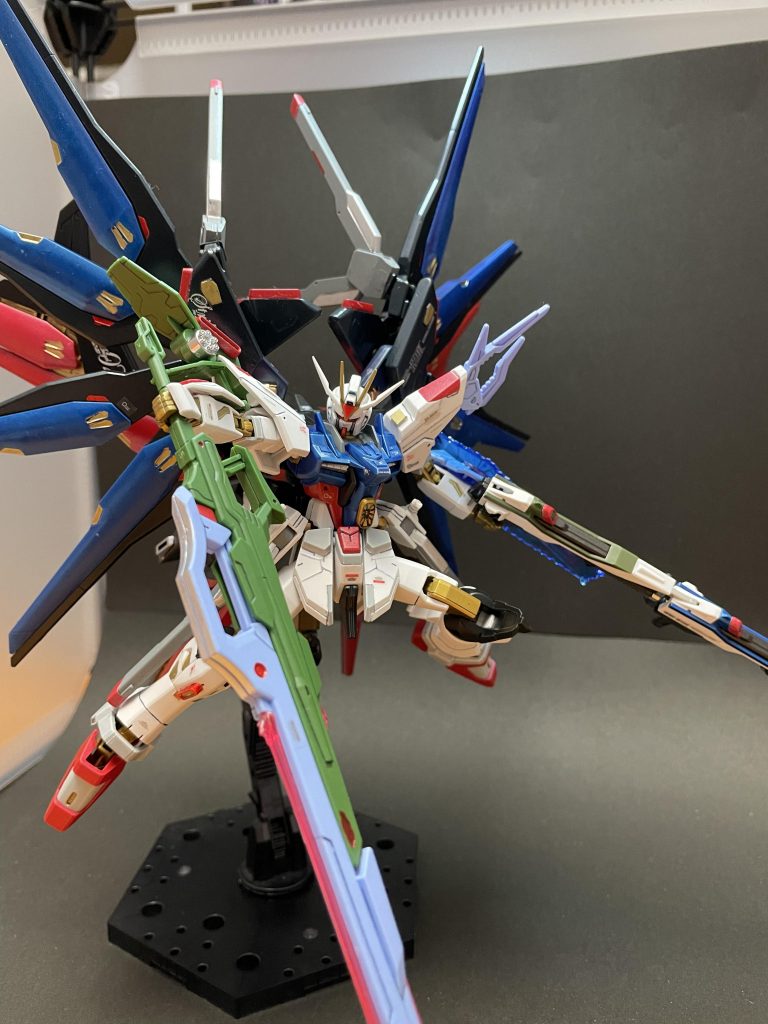 装備はビームライフル×2、レール砲×6、ビームサーベル×2、コンボウェポン、インドラ、パンツァーアイゼン、ビームブレイド、シュベルトゲベール、アグニ、ドラグーン×16、カリドゥスとてんこ盛りこんな機体はスーパーコーディネーターのキラしか操縦できませんね笑笑