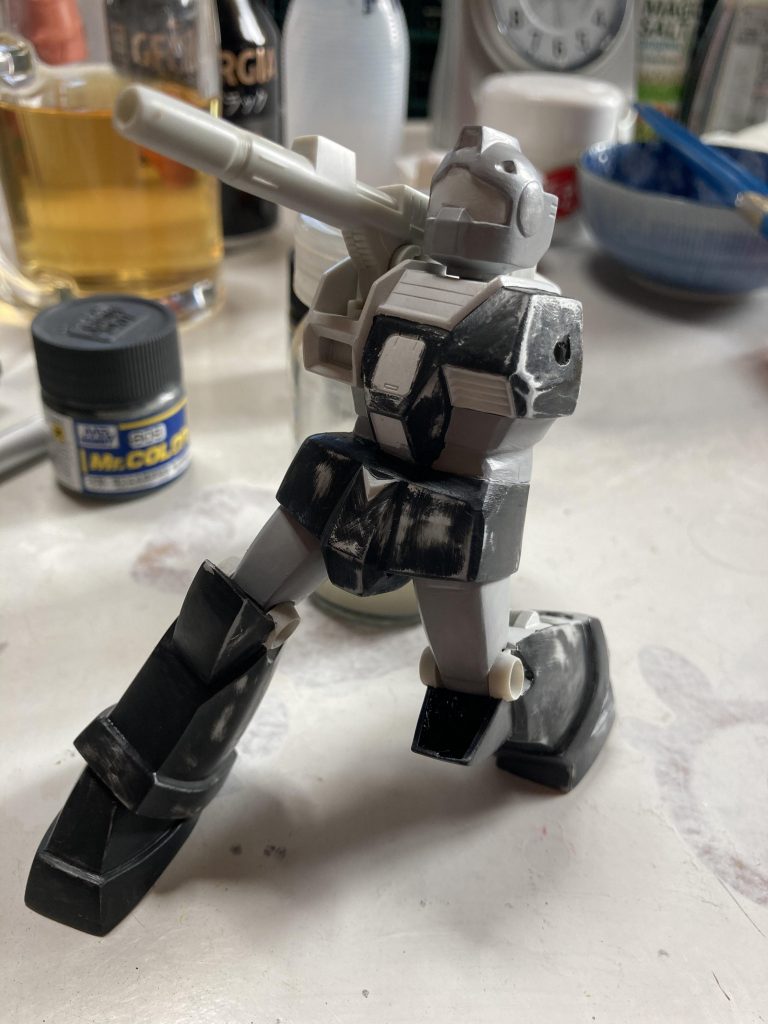 太もももポーズに合わせて切り詰め、脚部内側のダボを切り抜き、足首は穴をパテで埋め、接着剤とパテを使って接地を確認しつつ接着固定。手間がかかった分、完成時の満足感はそれはもう抜群でした。( ◜ω◝ )♨️