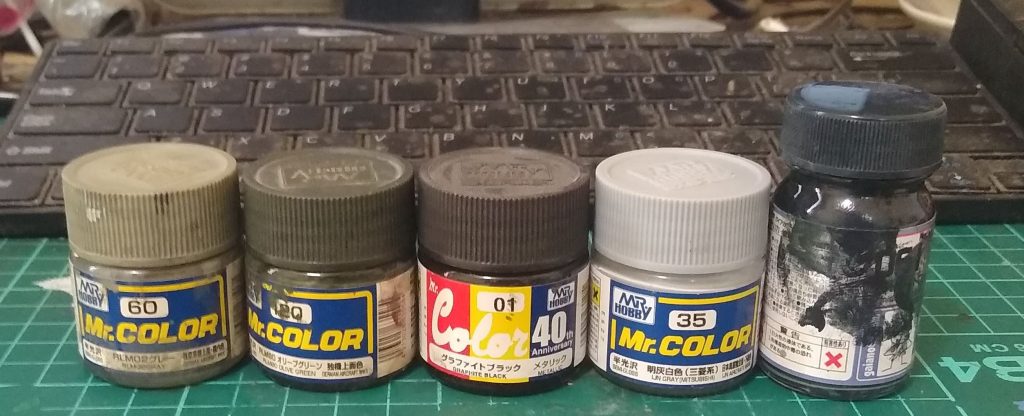 カラーレシピ腕、脚:No.60 RLM02グレー胴、バックパック等:No.120 オリーブグリーンフレーム、武器:40th限定 グラファイトブラックプロペラントタンク等:No.35 明灰白色(三菱系)スリッパ、胴体等:ガイアノーツ ミッドナイトブルー