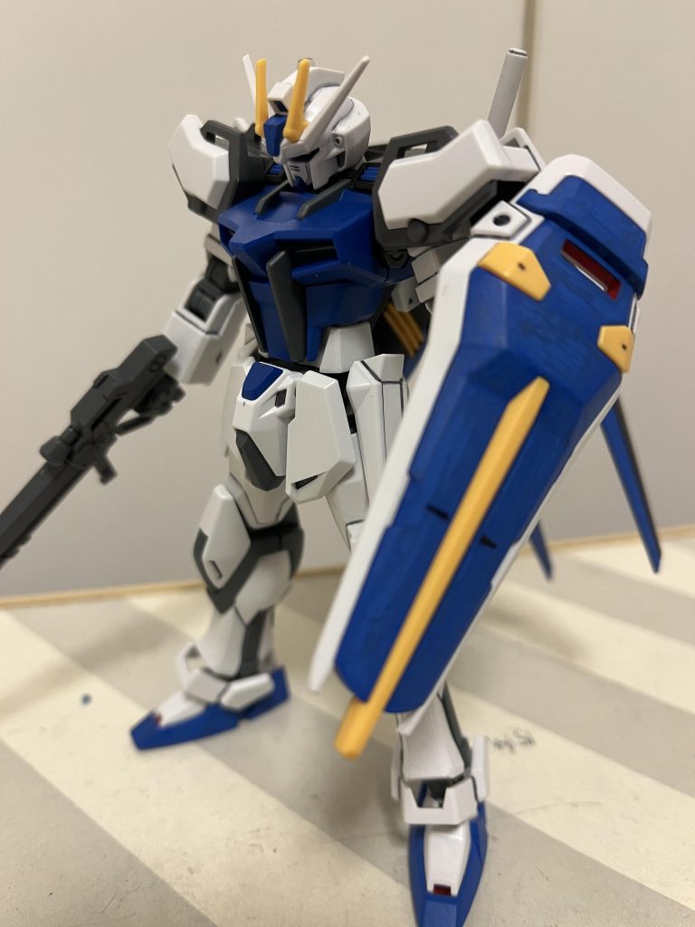 なお、ガンダムマーカー君で塗れない穴等はそのまま赤が見える。当たり前だけど、シールドは青くするとデュエルですねw